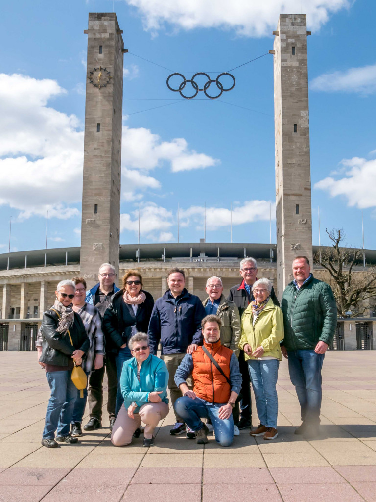 Gruppenbild vor dem Olympiastadion